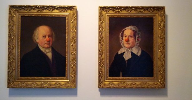 En klovnenæse er altid god at have ved hånden. Feldmann ved hvordan den undergraver det selvhøjtidelige og alvorstunge