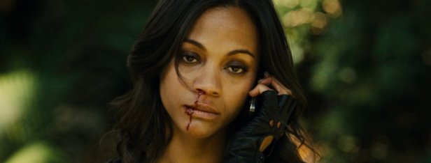 Zoe Saldana har fået en på kyssetøjet, men ellers er det i lejemorder-søger-hævn-filmen "Colombiana" hende, der får folk til at bløde.