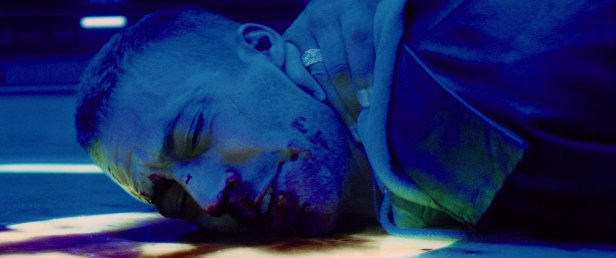 Paul Walker lander med ansigtet mod ishokeystadionens bane efter en lang nats jagt på et varmt våben... og ishockey er et barskt spil.