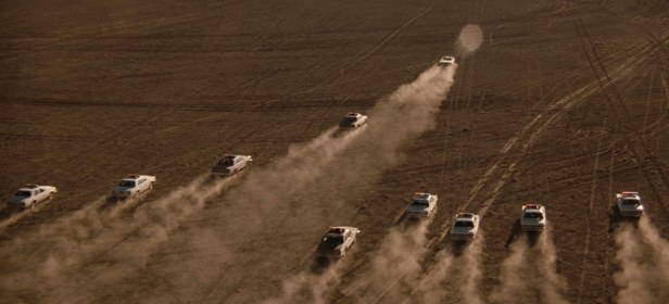 En Ford Thunderbird forfulgt af en masse politibilleder i 