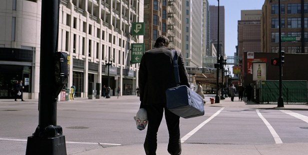Da vi præsenteres for Heath Ledger i The Dark Knight, står han et par skridt til venstre for det gyldne snit. Det giver en urolig fornemmelse af, at ham skal man i joke med