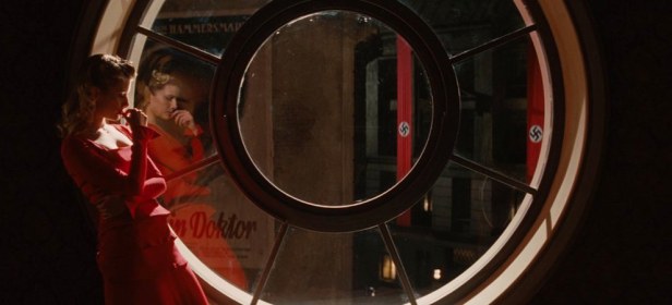 Mélanie Laurent i en billedskøn, tænksom stund før helvede bryder løs i Inglourious Basterds