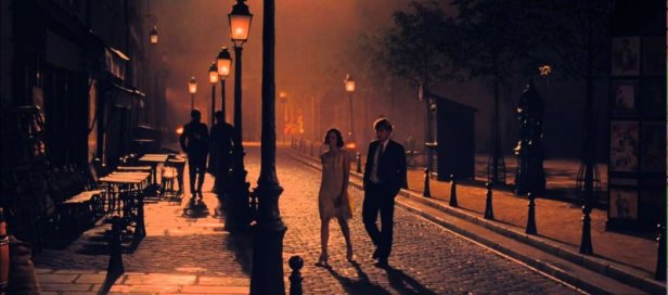 Woody Allens kamera kæler for Paris mens Owen Wilson tager på tidsrejse og går rundt med Marion Cotillard og møder 20'ernes kunstneriske avantgarde.